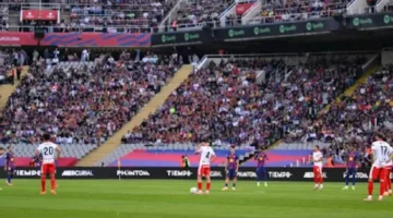 احتجاج لاعبي الدوري الإسباني قبل كل مباراة يعكس تصاعد التوترات المهنية والاجتماعية